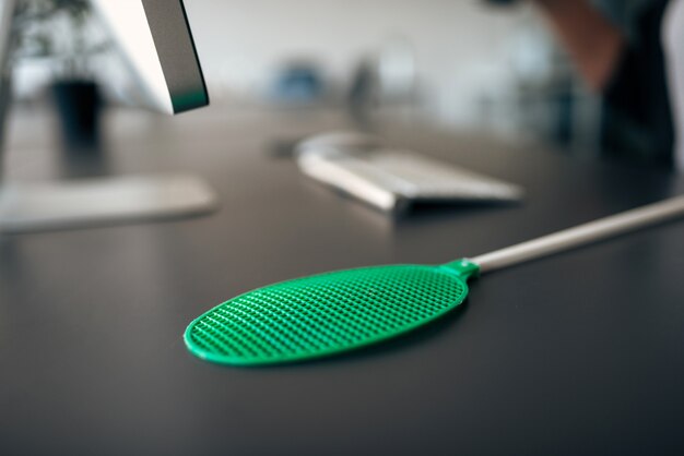 Flyswatter sur le bureau.