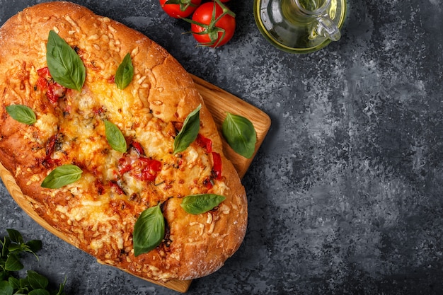 Focaccia aux tomates, herbes et fromage.