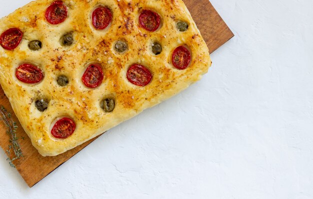 Focaccia aux tomates et olives. La nourriture végétarienne. Nourriture italienne.