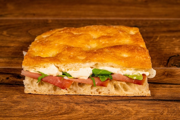 Photo focaccia farci avec des viandes et des légumes