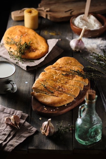 Focaccia italienne au lait pour le petit déjeuner. Nourriture simple rurale.