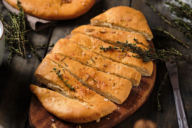 Focaccia italienne au lait pour le petit déjeuner. Nourriture simple rurale.