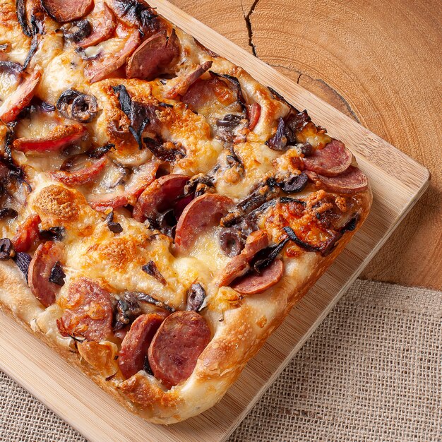 Focaccia italienne avec saucisse au pepperoni, olives noires, parmesan et oignon