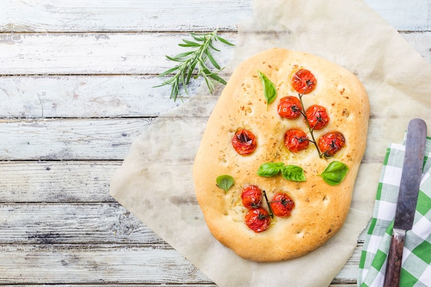 Focaccia italienne traditionnelle aux tomates et au romarin