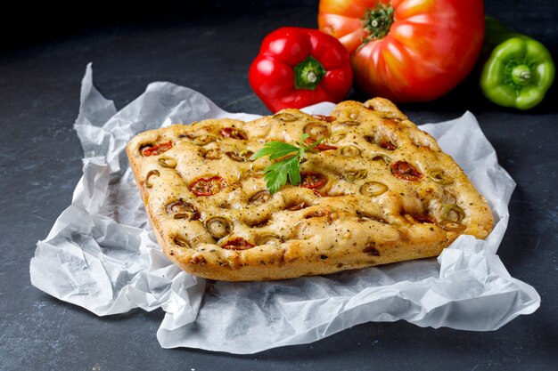 Focaccia italienne traditionnelle à la tomate et aux olives