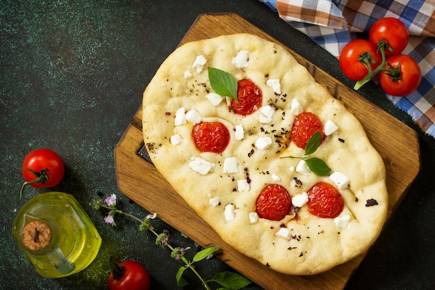 Focaccia italienne traditionnelle avec tomates au romarin et feta focaccia de pain plat fait maison