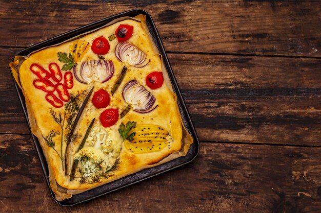 Focaccia de jardin coloré. Légumes frais et mûrs, huile d'olive, légumes verts. Boulangerie italienne traditionnelle