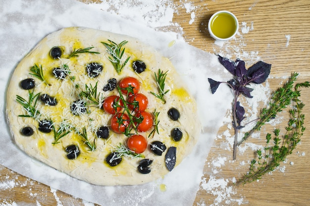 Focaccia maison crue sur une table en bois