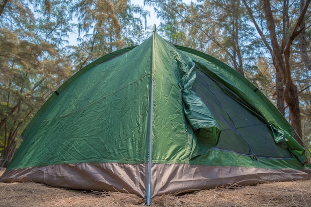 Focus boy scout met une tente dans la forêt Camp dans la tente touriste installant une tente sur le camping