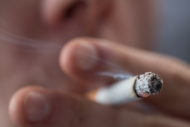 Focus sur le dessus de la cigarette brûlante