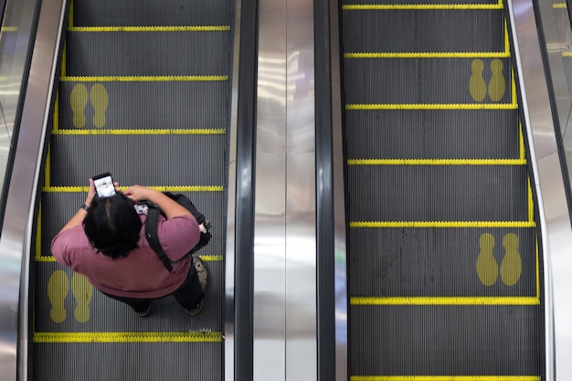 Focus sur l'escalator de la vue de dessus en phase de quarantaine de la vie moderne