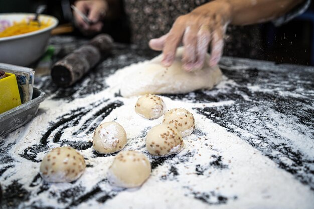 Focus femme main pétrir la pâte pour le beignet creux vietnamien Ils sont fabriqués à partir d'eau de farine de riz