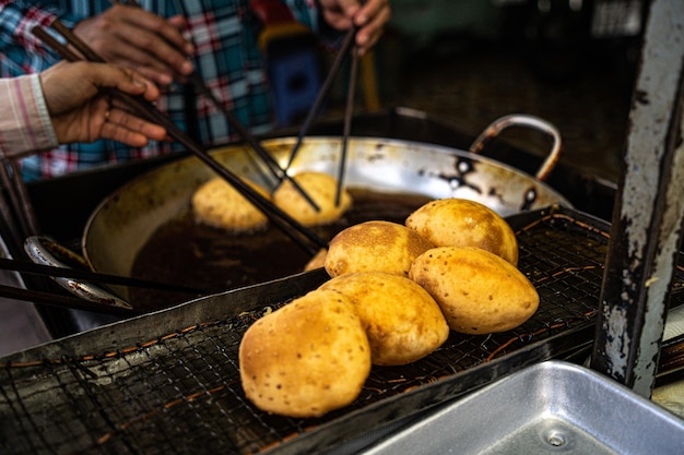 Focus femme main pétrir la pâte pour le beignet creux vietnamien Ils sont fabriqués à partir d'eau de farine de riz