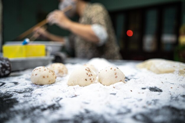 Focus femme main pétrir la pâte pour le beignet creux vietnamien Ils sont fabriqués à partir d'eau de farine de riz