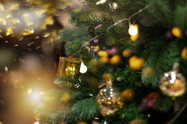 Focus sur les lumières des coffrets cadeaux de Noël et le bokeh près de la cheminée à Noël