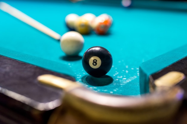 Photo focus macro sur la boule numéro huit au billard