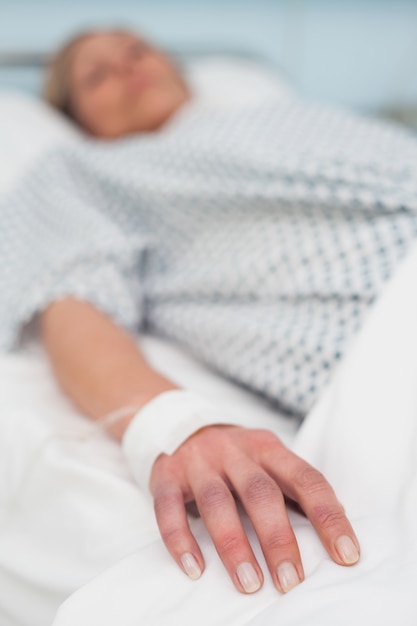 Focus sur la main d&#39;un patient allongé sur un lit