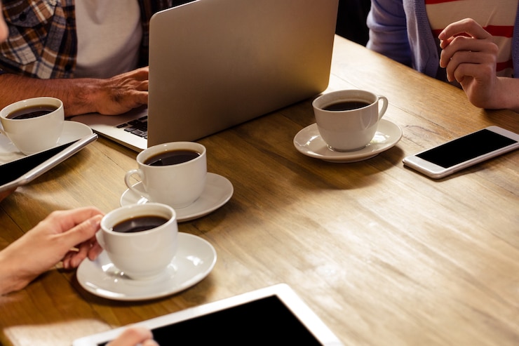 Photo focus sur un ordinateur portable avec du café