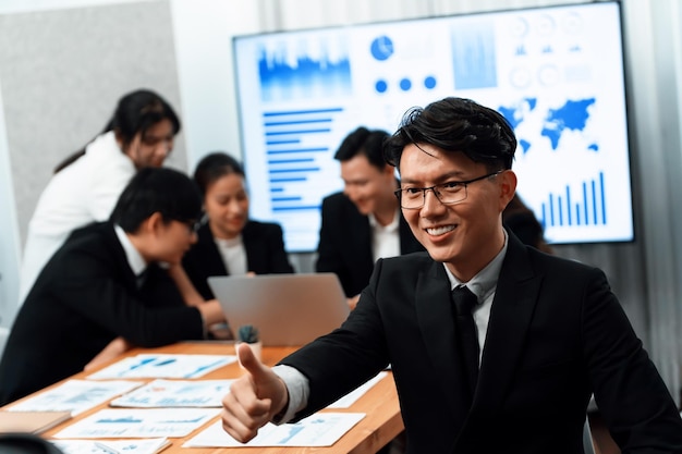 Focus portrait male manager en harmonie bureau avec des hommes d'affaires en arrière-plan