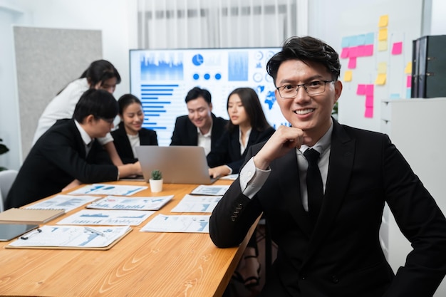 Focus portrait male manager en harmonie bureau avec des hommes d'affaires en arrière-plan