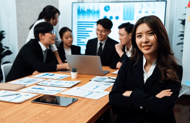 Focus portrait d'une mangeoire asiatique avec un arrière-plan flou en harmonie