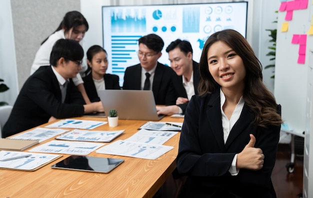 Focus portrait d'une mangeoire asiatique avec un arrière-plan flou en harmonie