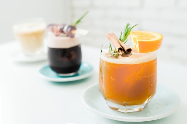 Photo focus sélectif de cocktails ou de cocktails sans alcool avec des fruits dans des verres.boisson alcoolisée traditionnelle d'été avec de l'orange et du raisin dans un restaurant vintage