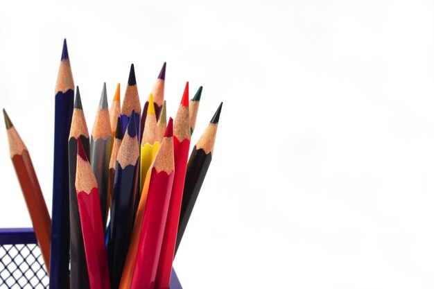 Photo focus sélectif crayon ou crayons de couleur dans une boîte sur fond blanc concept de connaissances et d'éducation