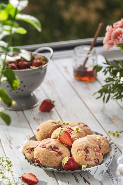 Focus sélectif sur les scones aux fraises