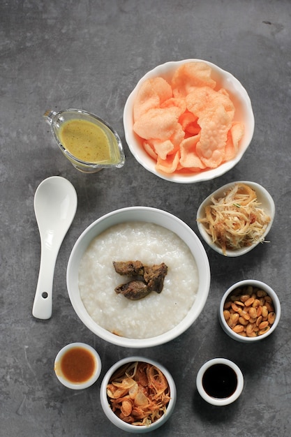 Focus sélectionné Bubur Ayam ou bouillie de riz indonésienne avec poulet râpé. Servi avec Kerukpuk (craquelins), sauce soja, fèves de soja frites et sambal