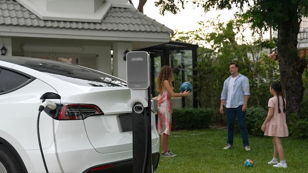 Focus station de recharge de la batterie pour voiture électrique sur Synchronos de famille floue