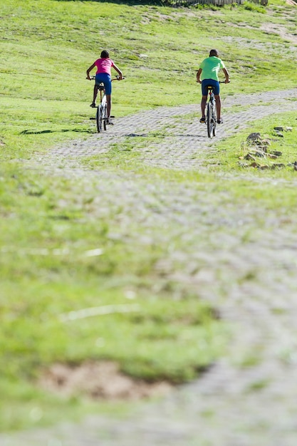 Focus vertical peu profond de deux garçons africains à vélo