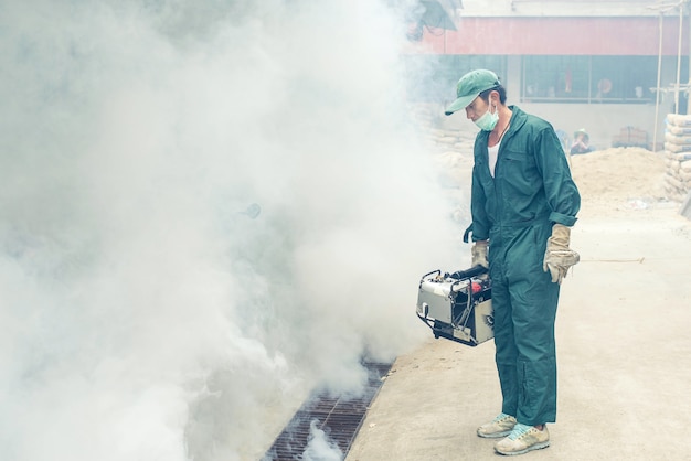 Fogging pour éliminer les moustiques