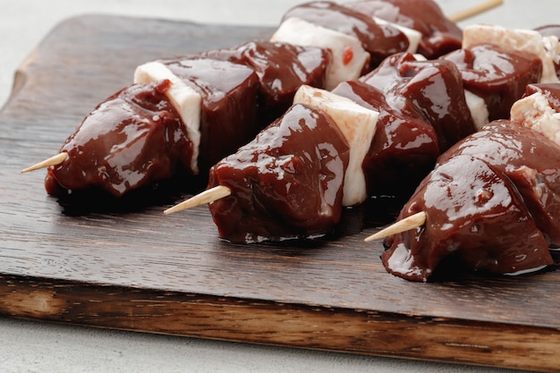 Foie de bœuf cru en brochettes à bord