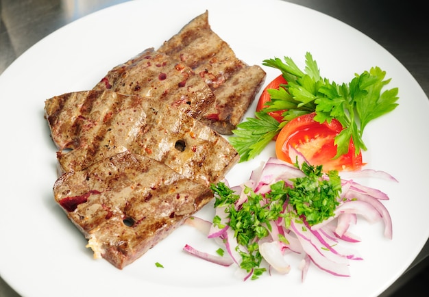 Foie de boeuf frit aux légumes