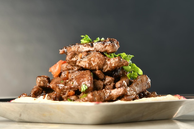 foie de bœuf, servi sec ou au curry en bol, karahi ou assiette