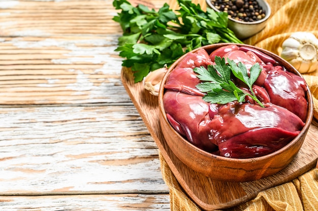 Foie de canard frais cru dans un bol.