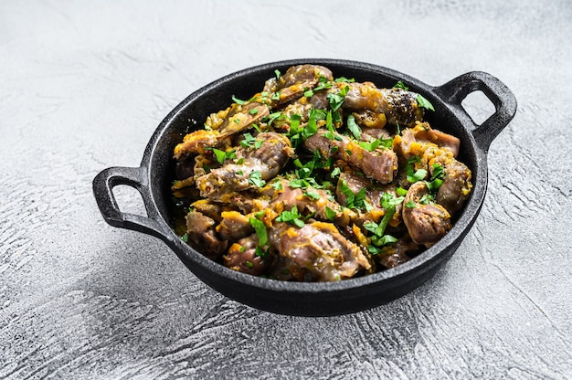 Foie, cœur et estomac de poulet en sauce à la crème. Fond gris. Vue de dessus.