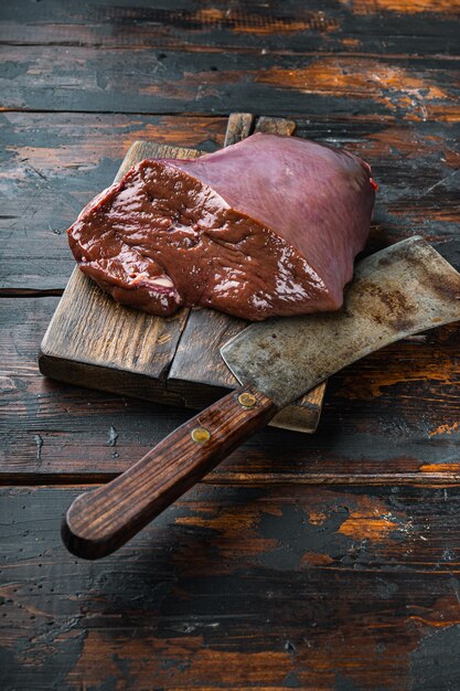 Foie cru sur fond en bois.