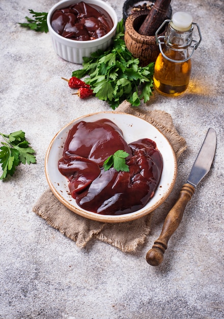 Foie cru non cuit et épices pour cuisiner