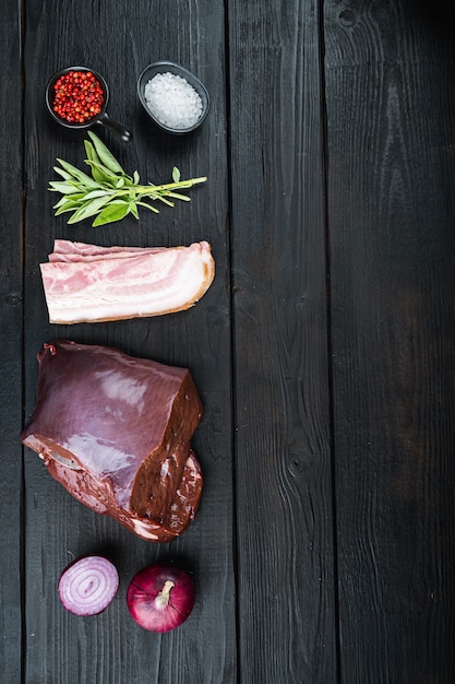 Foie cru sur une table en bois noire