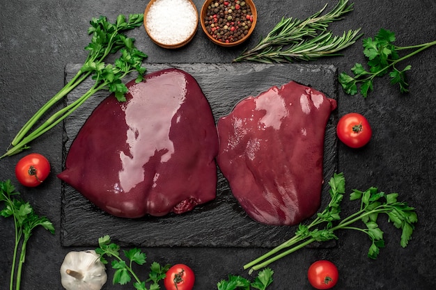 foie cru sur une table en pierre