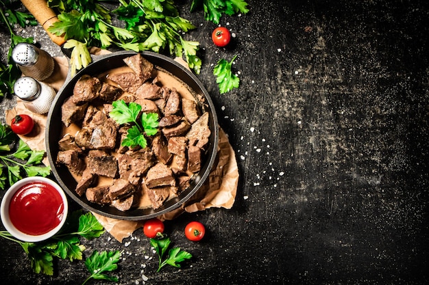 Foie cuit à la poêle avec tomates cerises et herbes