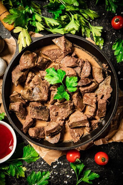 Foie cuit à la poêle avec tomates cerises et herbes