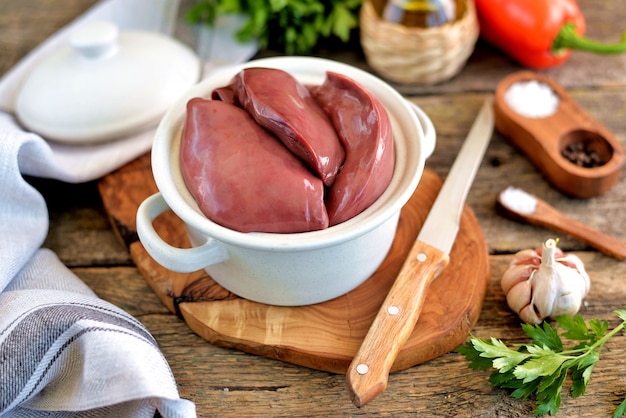 Foie de dinde biologique cru frais sur un vieux fond en bois.