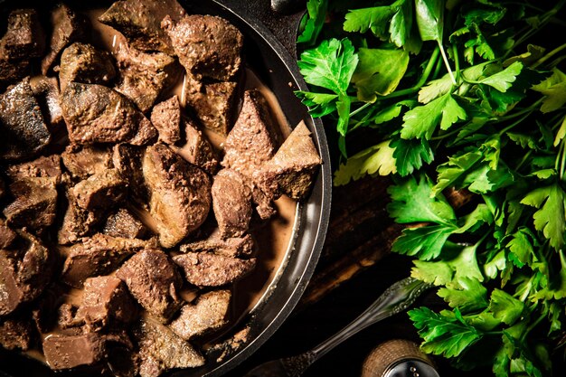 Foie fait maison dans une poêle avec du persil