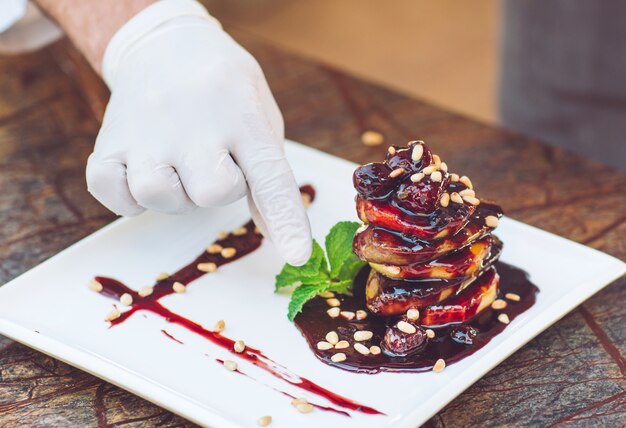 Foie Gras dans une assiette blanche.