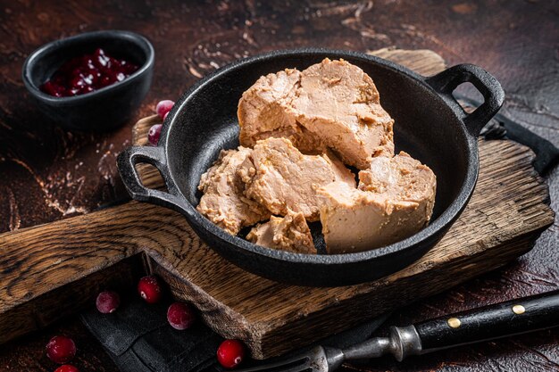 Foie gras français pâté de foie gras de canard à la marmelade d'airelles. Fond sombre. Vue de dessus.