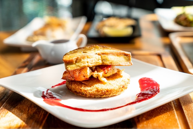 Foie gras à la sauce homard et framboise