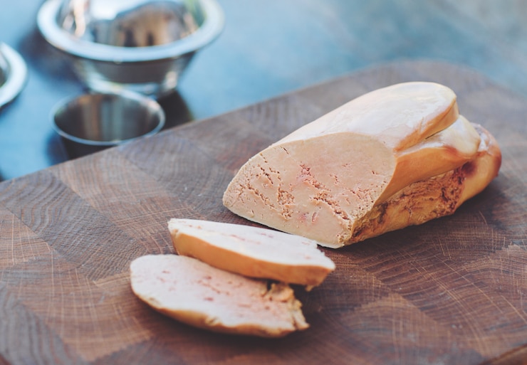 Photo foie d'oie sur une planche de bois dans le restaurant avant la cuisson.